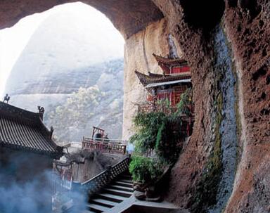 武山水帘洞位于甘肃省天水市武山县城东北约25公里的钟楼山峡谷内,谷