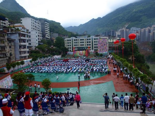 学校位于彭水县城南插旗山脚下,占地60亩,依山傍